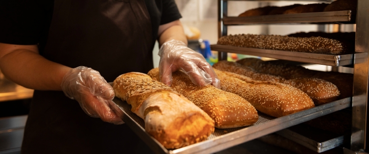 Serdivan Bakery, Serdivan’da yalnızca kahve ve lezzet deneyimi sunan bir mekan olmanın ötesinde; insanların yeni deneyimler keşfettiği, sosyalleştiği ve ke